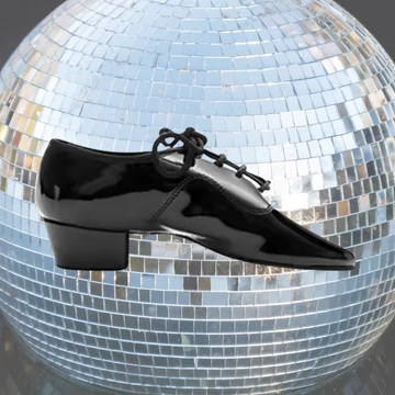 Belmove LTKID-35 fekete lakkbőr gyerek latin tánccipő 3.5 cm sarokkal, osztott talpú, zárt orrú, fűzős kialakítással.