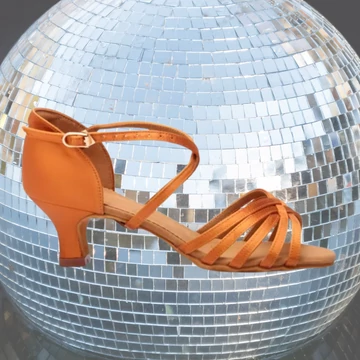 Belmove LTCLA-551K óarany női latin tánccipő 5,5 cm vastag sarokkal, nyitott orral és keresztpántos kialakítással, kezdő táncosoknak.