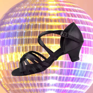 Belmove SACLA-45K fekete szatén gyerek salsa cipő 4.5 cm sarokkal, keresztpántos, ötpántos orrkialakítással.