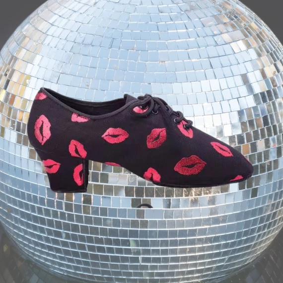 Belmove PRAL-45-KISS1 Latin gyakorló tánccipő fekete alapon piros ajak mintával, 4.5 cm sarok Belmove PRAL-45-KISS1 Latin gyakorló tánccipő fekete alapon piros ajak mintával, 4.5 cm sarok