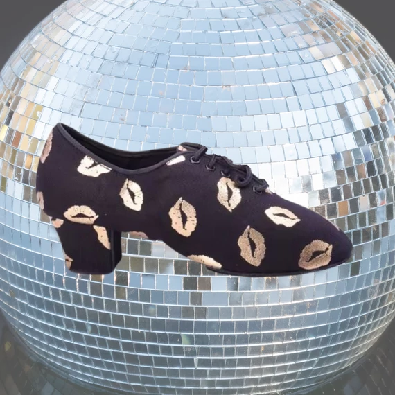 Belmove PRAL-45-KISS2 Latin gyakorló tánccipő fekete színű, fehér ajakmintás, 4.5 cm sarokkal