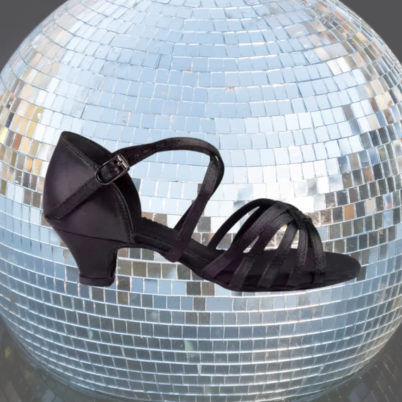 Belmove LTCLA-45K fekete prémium szatén gyerek latin tánccipő 4.5 cm sarokkal, nyitott orrú, keresztpántos, ötpántos kialakítással. Belmove LTCLA-45K fekete prémium szatén gyerek latin tánccipő 4.5 cm sarokkal, nyitott orrú, keresztpántos, ötpántos kialakítással.