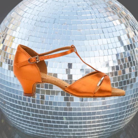 Belmove LTDS-45T óarany prémium szatén gyerek latin tánccipő 4.5 cm sarokkal, nyitott orrú, T-pántos, vastagpántos kialakítással. Belmove LTDS-45T óarany prémium szatén gyerek latin tánccipő 4.5 cm sarokkal, nyitott orrú, T-pántos, vastagpántos kialakítással.