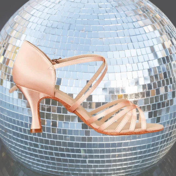 Capezio Rosa SD502 világos bézs női latin tánccipő 6,4 cm sarokkal, keresztpántos kialakítással, elegáns és stabil választás.