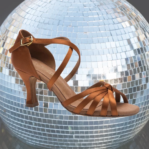 Capezio Julia BR4000W óarany női latin tánccipő 6,4 cm sarokkal, keresztpántos kialakítással, elegáns és stabil választás