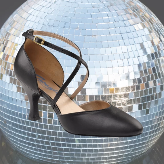 Capezio X-Strap Pump BR09 fekete női latin tánccipő 6,4 cm sarokkal, zárt orrú és keresztpántos kialakítással, elegáns és stabil választás.