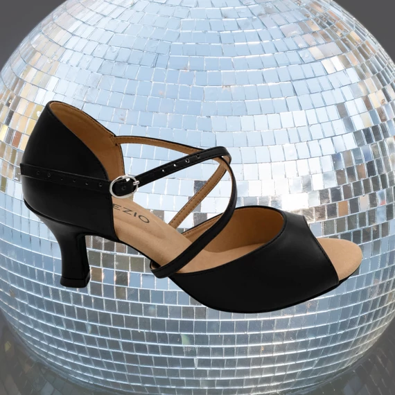 Capezio Eva SD501 fekete női latin tánccipő 6,4 cm sarokkal, nyitott orrú és keresztpántos kialakítással, elegáns és stabil választás