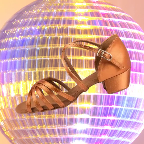 Belmove SACLA-35K óarany szatén gyerek salsa cipő 3.5 cm sarokkal, keresztpántos, ötpántos orrkialakítással.