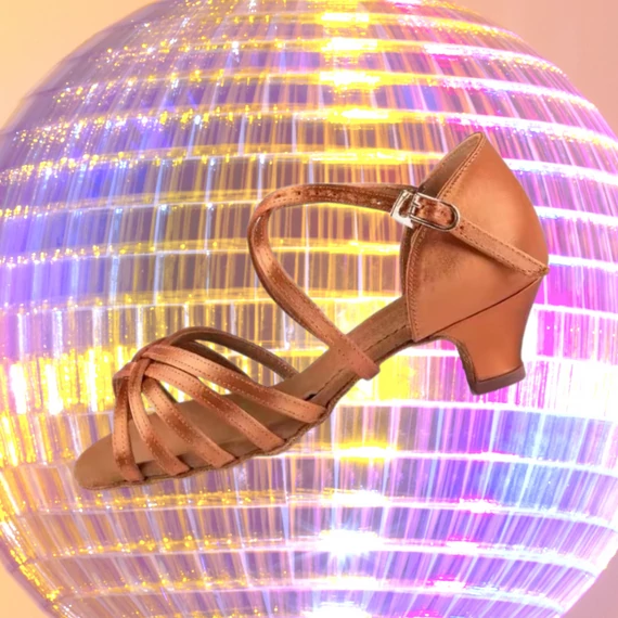 Belmove SACLA-45K óarany szatén gyerek salsa cipő 4.5 cm sarokkal, keresztpántos, ötpántos orrkialakítással.