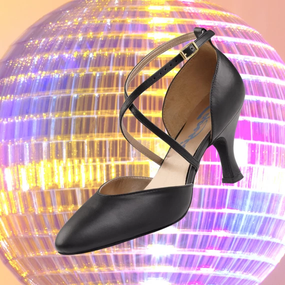 Capezio X-Strap Pump SA09 sötét fekete női salsa cipő 6,4 cm sarokkal, zárt orrú, keresztpántos kialakítással. Capezio X-Strap Pump SA09 sötét fekete női salsa cipő 6,4 cm sarokkal, zárt orrú, keresztpántos kialakítással.