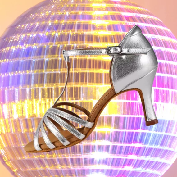 Belmove SACLA-75T tükrös ezüst női salsa cipő 7,5 cm sarokkal, nyitott orrú, T-pántos, ötpántos kialakítással. Belmove SACLA-75T tükrös ezüst női salsa cipő 7,5 cm sarokkal, nyitott orrú, T-pántos, ötpántos kialakítással.