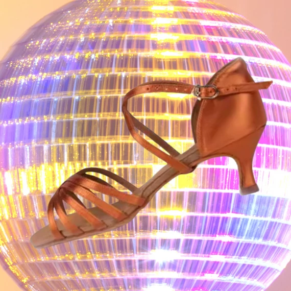 Belmove SACLA-55K óarany női salsa cipő 5,5 cm sarokkal, nyitott orrú, keresztpántos és ötpántos kialakítással.